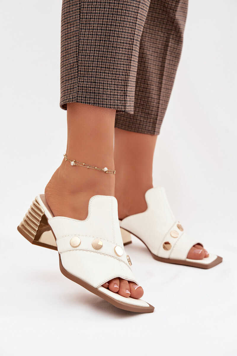 Kožené sandále s ozdobným remienkom na podpätku