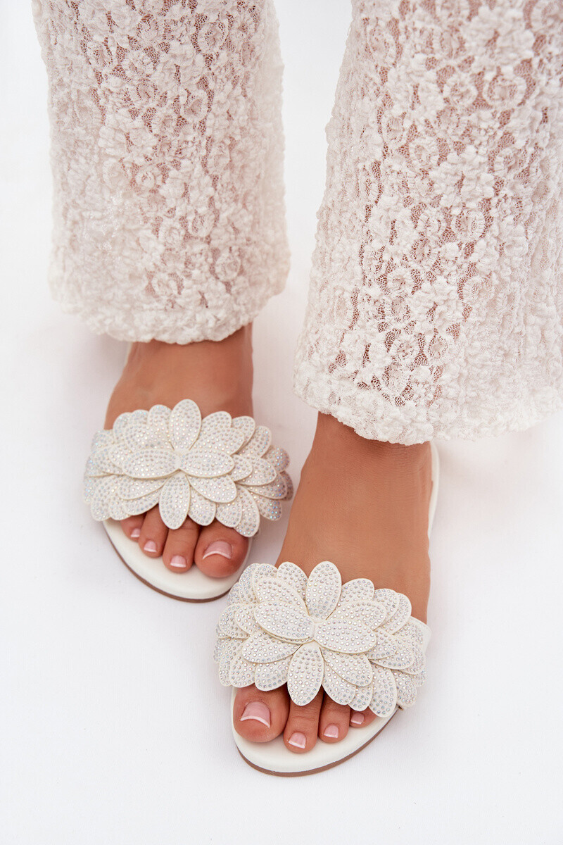 Dámske biele ozdobené šľapky Grelora