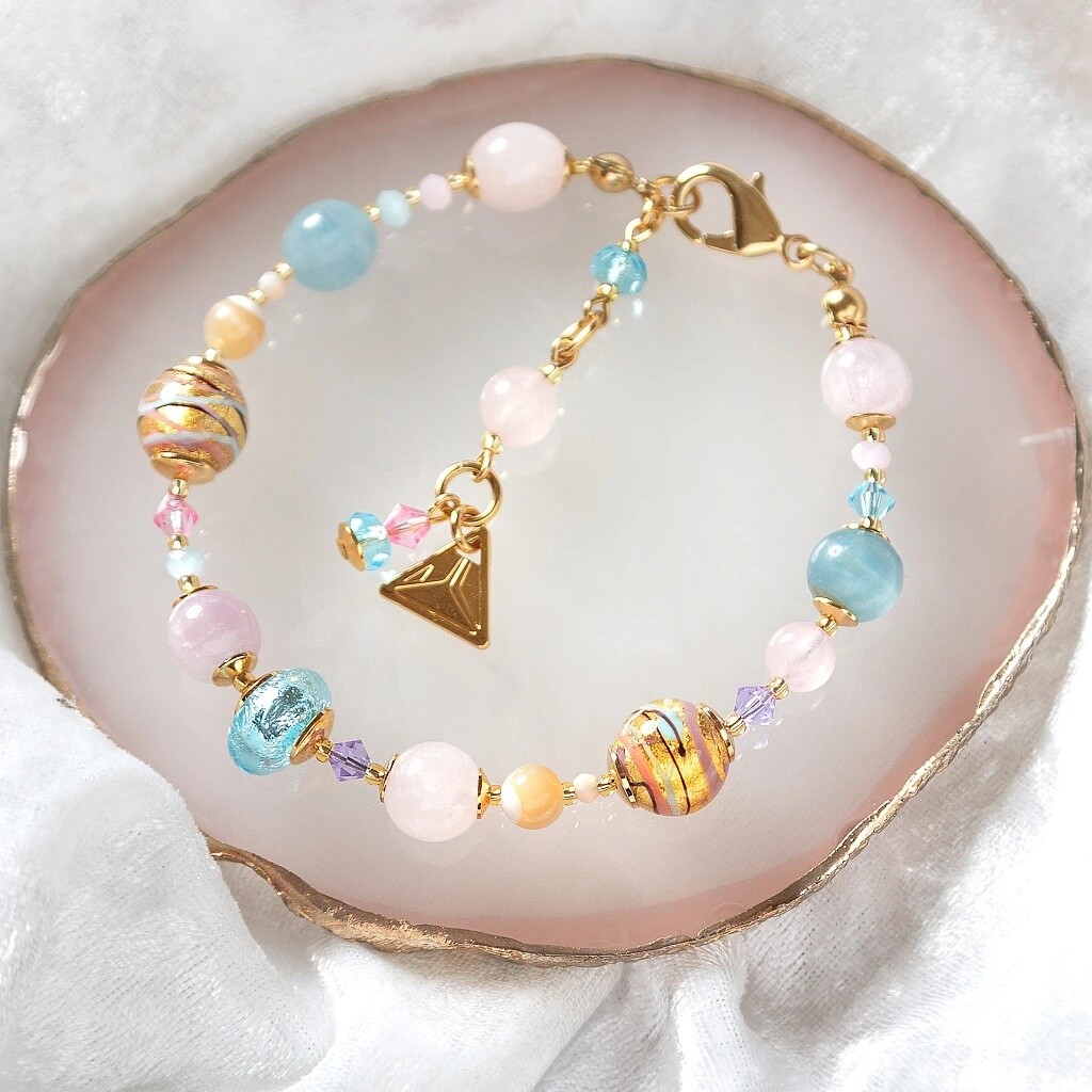 Lampglas Náramok Romantic Roots s 24kt zlatom a rýdzim striebrom v perlách, ruženínom, kalcitom a kunzitom BP13/M