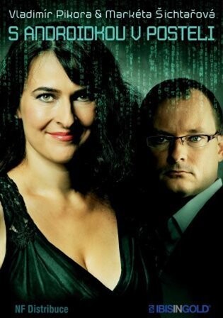 S androidkou v posteli
