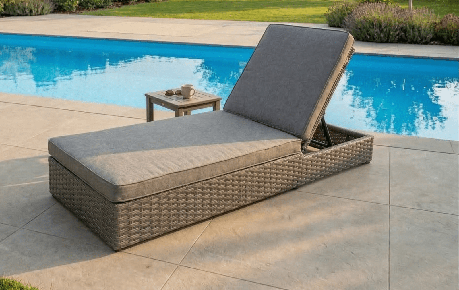 Polohovací zahradní ratanové lehátko Houseland Amali šedé