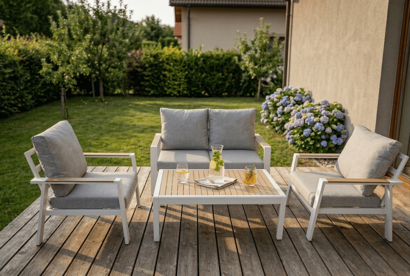 Sada zahradního nábytku pro 4 osoby Houseland Aurora bílá/šedá