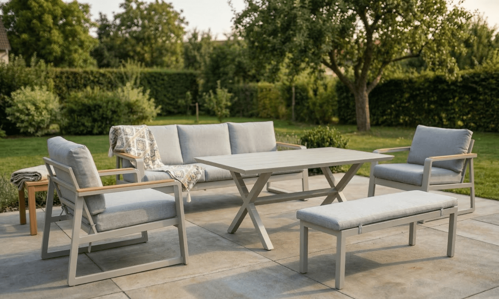 Sada zahradního nábytku pro 5 osob Houseland Maya X bílá/šedá