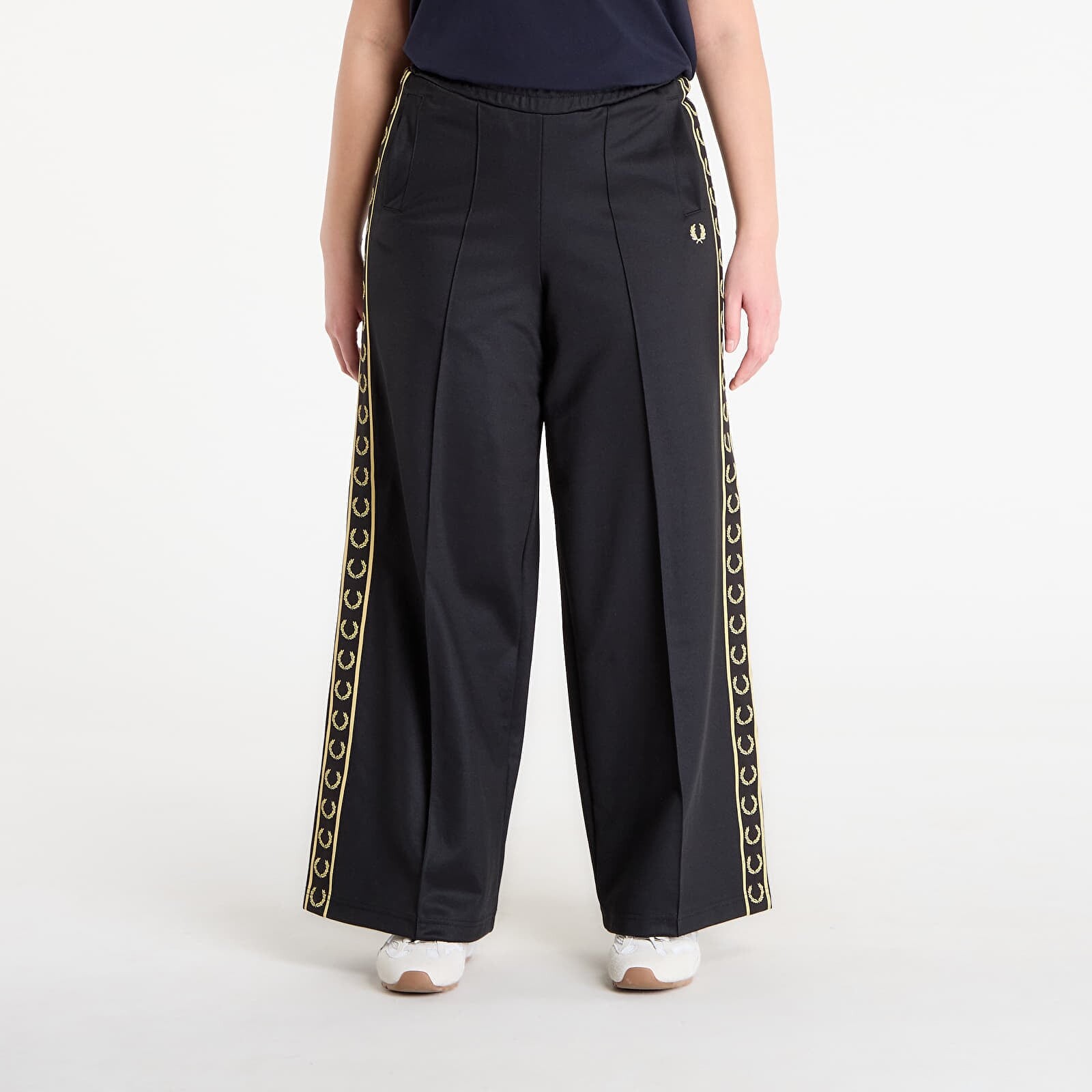 Tepláky FRED PERRY Taped Track Pants Black/ Champagne 36
