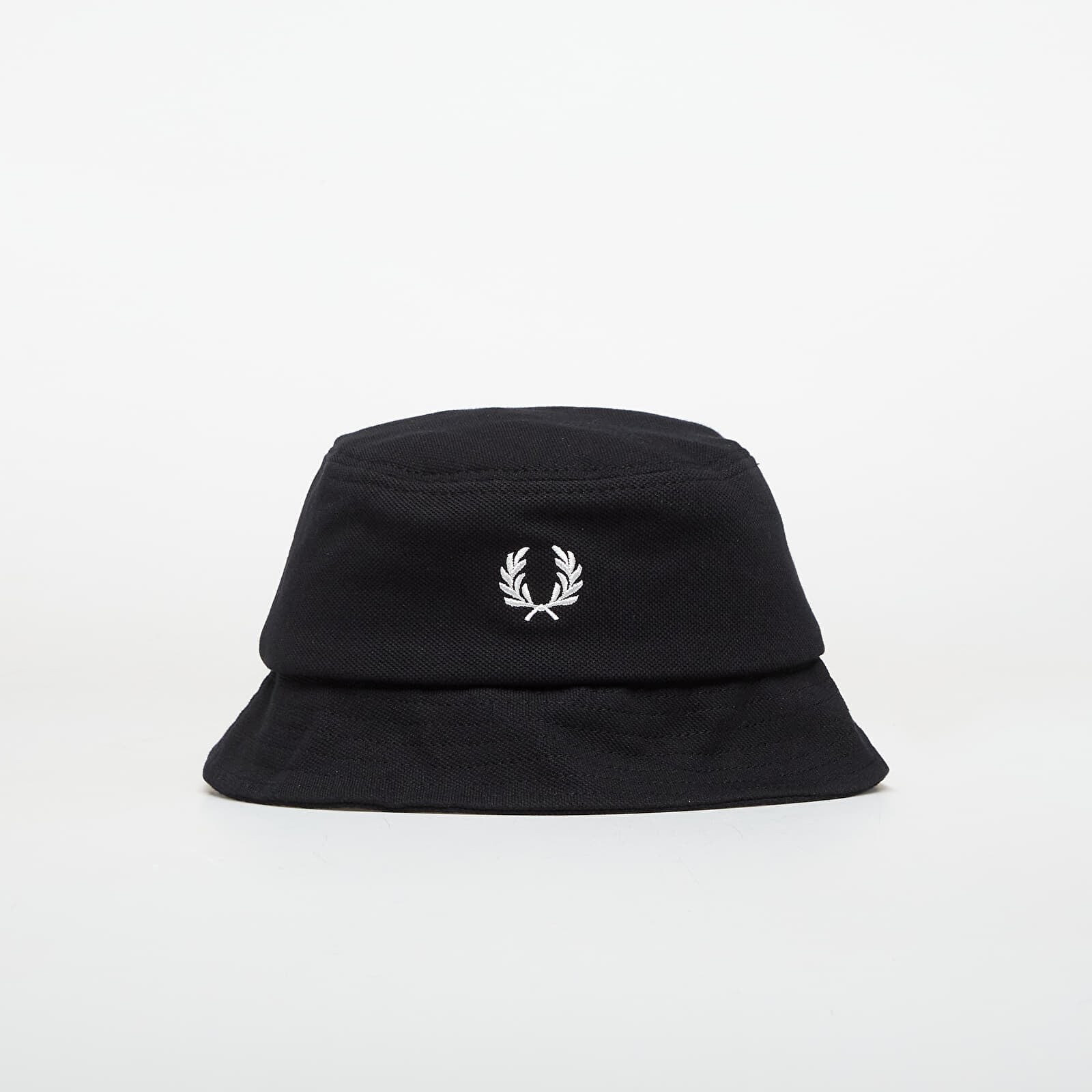 Klobúk FRED PERRY Pique Bucket Hat Black/ Snowwhite M