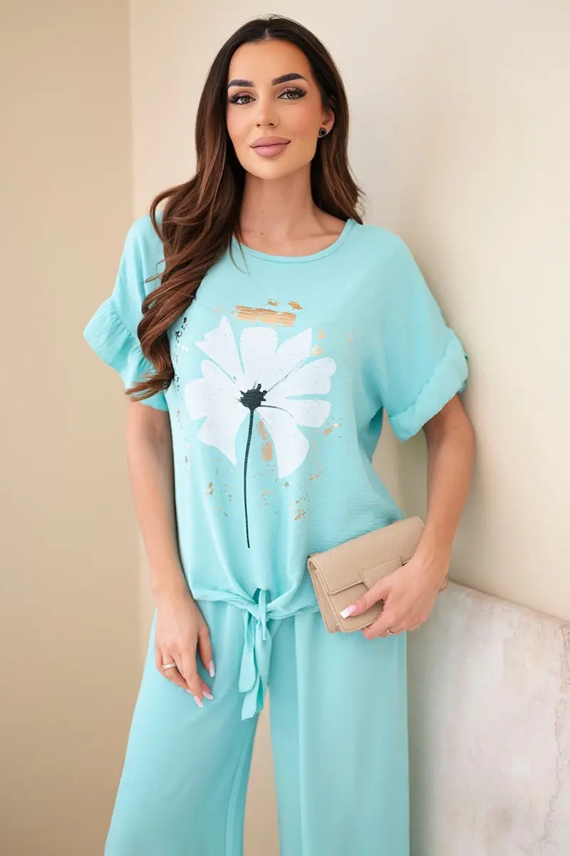 Dámska súprava s kvetinovou blúzkou a nohavicami