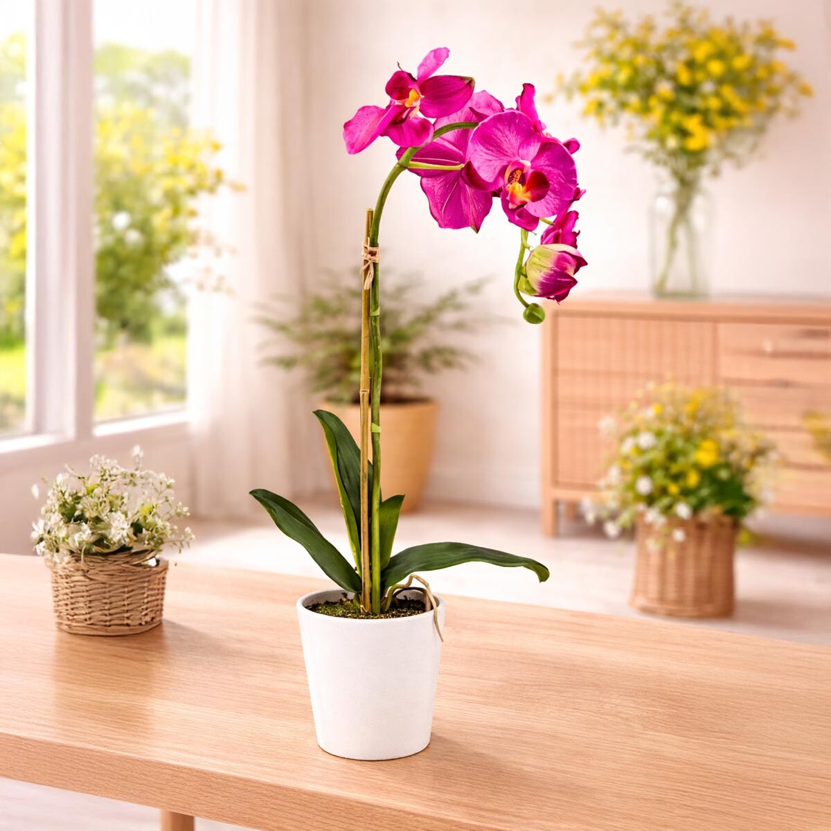 Umelá orchidea v kvetináči