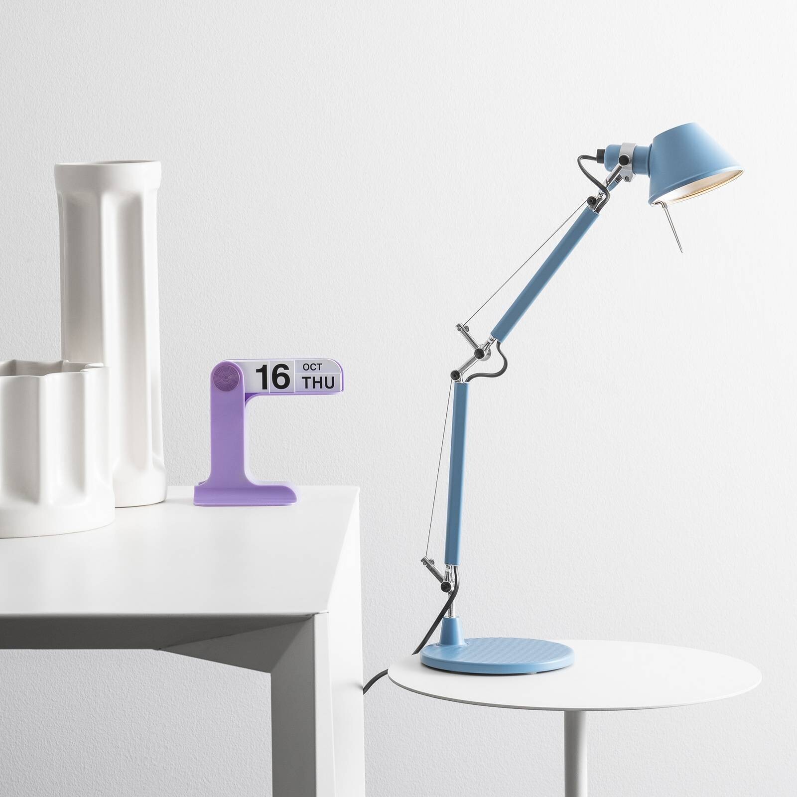 Stolová lampa Artemide Tolomeo Micro, svetlo modrá