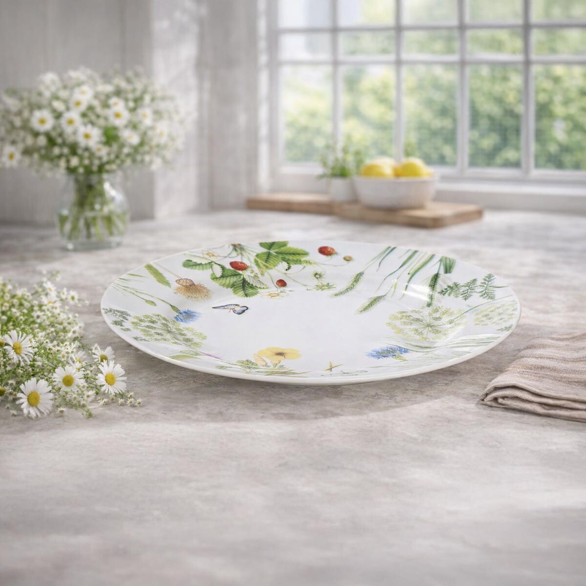 Plytký porcelánový tanier Divoké kvety