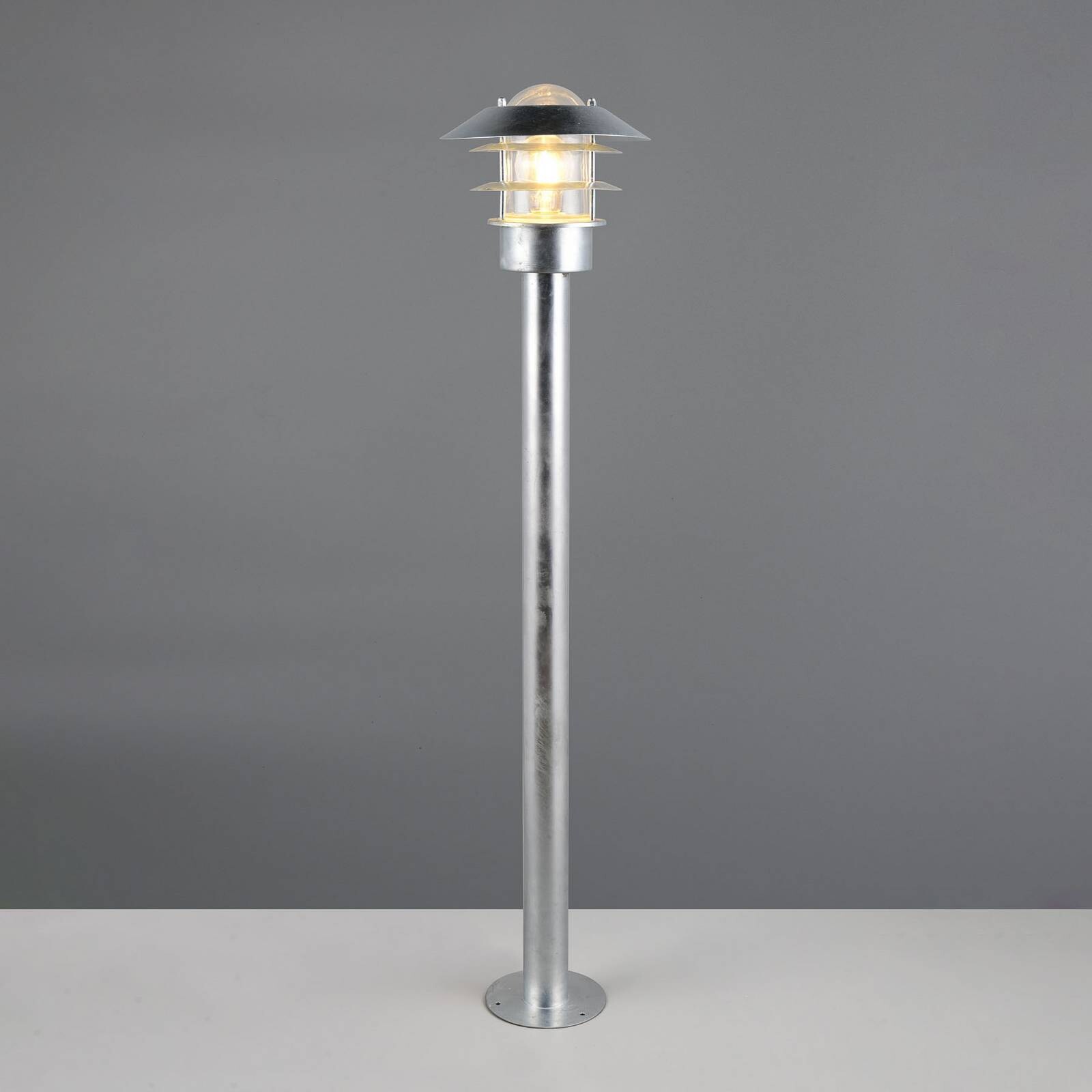 Chodníkové svetlo Ruvuuma, farba zinku, výška 100 cm, kov, IP44