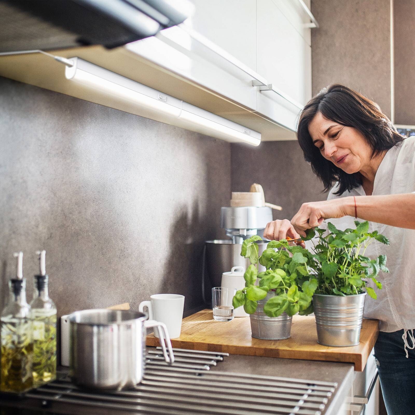 LED podskrinové svietidlo June, biele, dĺžka 57,3 cm, 4 000 K