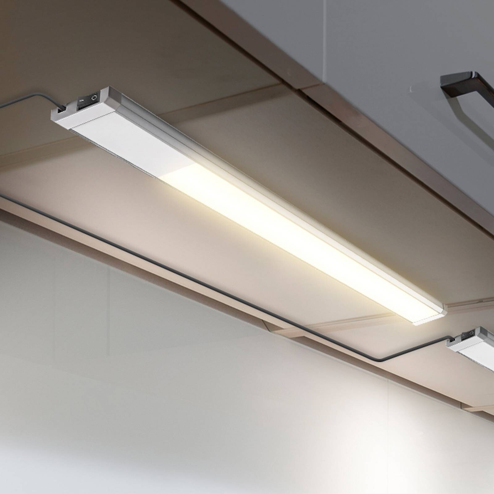 LED podskrinové svietidlo Kniff strieborné, dĺžka 57,5 cm, 3 000 K