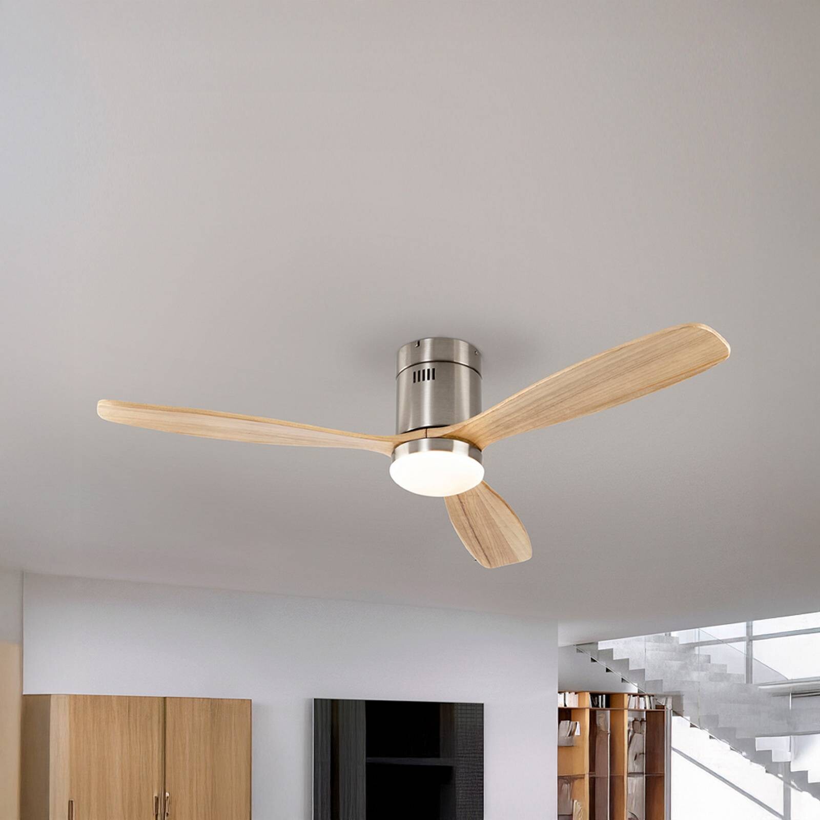 LED stropný ventilátor Siroco, nikl/svetlé drevo Ø 132 cm tichý