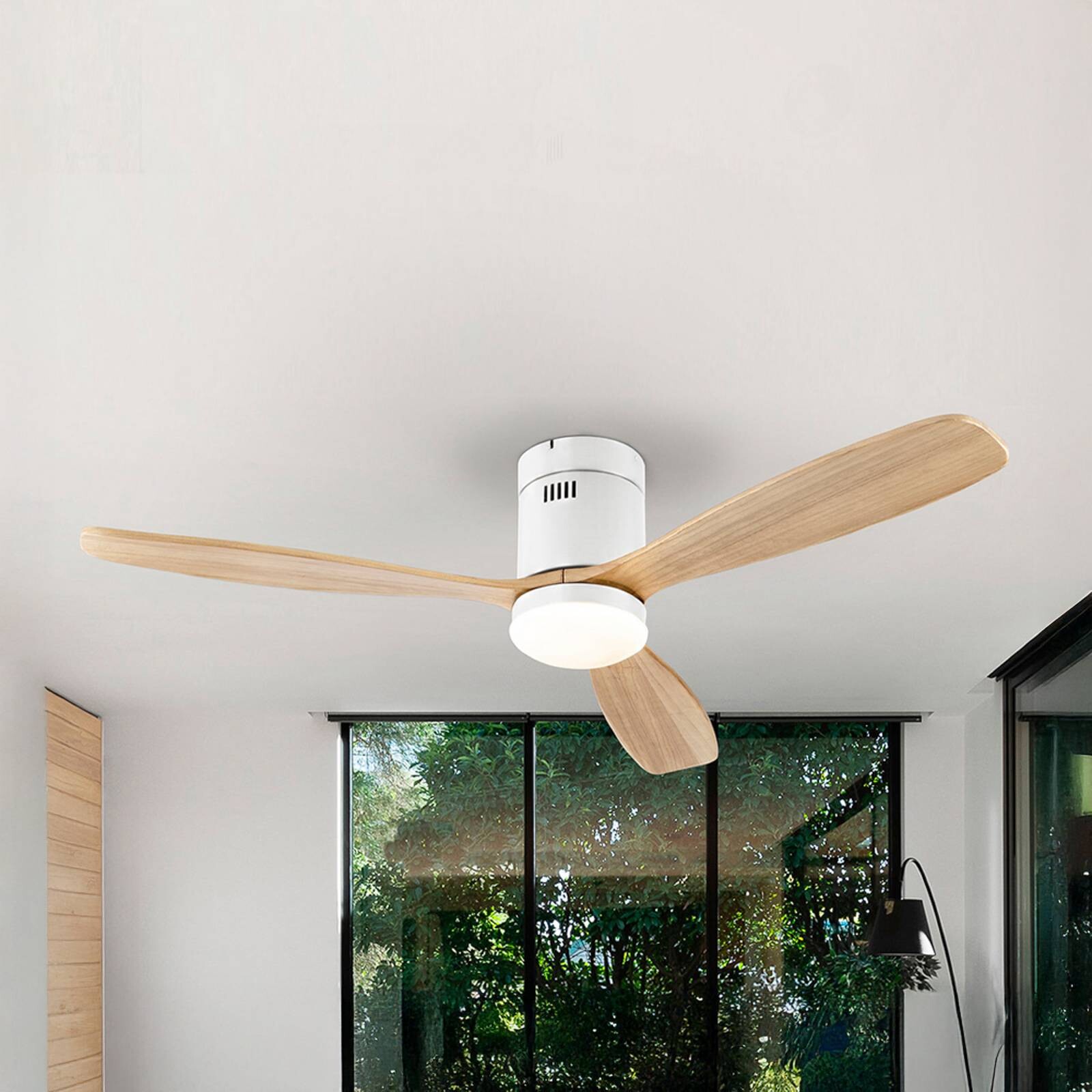 LED stropný ventilátor Siroco, biely/svetlé drevo Ø 132 cm, tichý