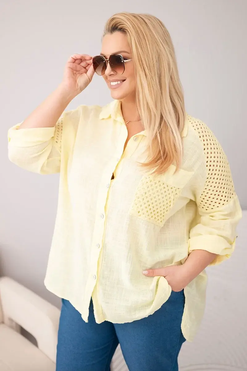 Plus size blúzka s golierom a čipkou žltá