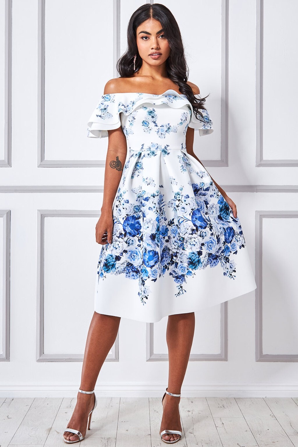 Poškodený tovar - Smotanové kvetinové midi šaty spustené na ramená Veľkosť: L