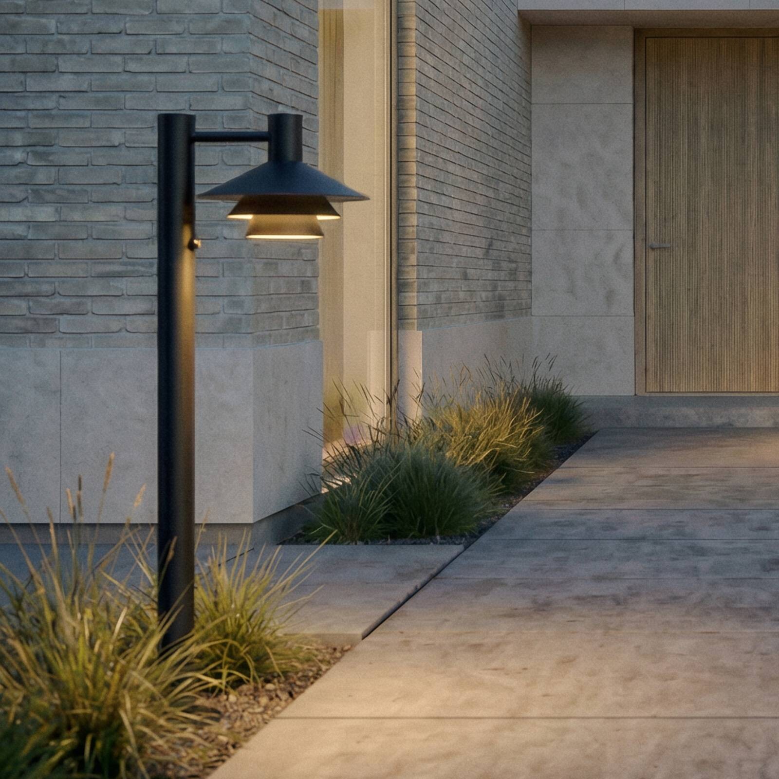 Chodníkové LED svetlo Lucande Montaro, 100 cm, antracitová farba, senzor