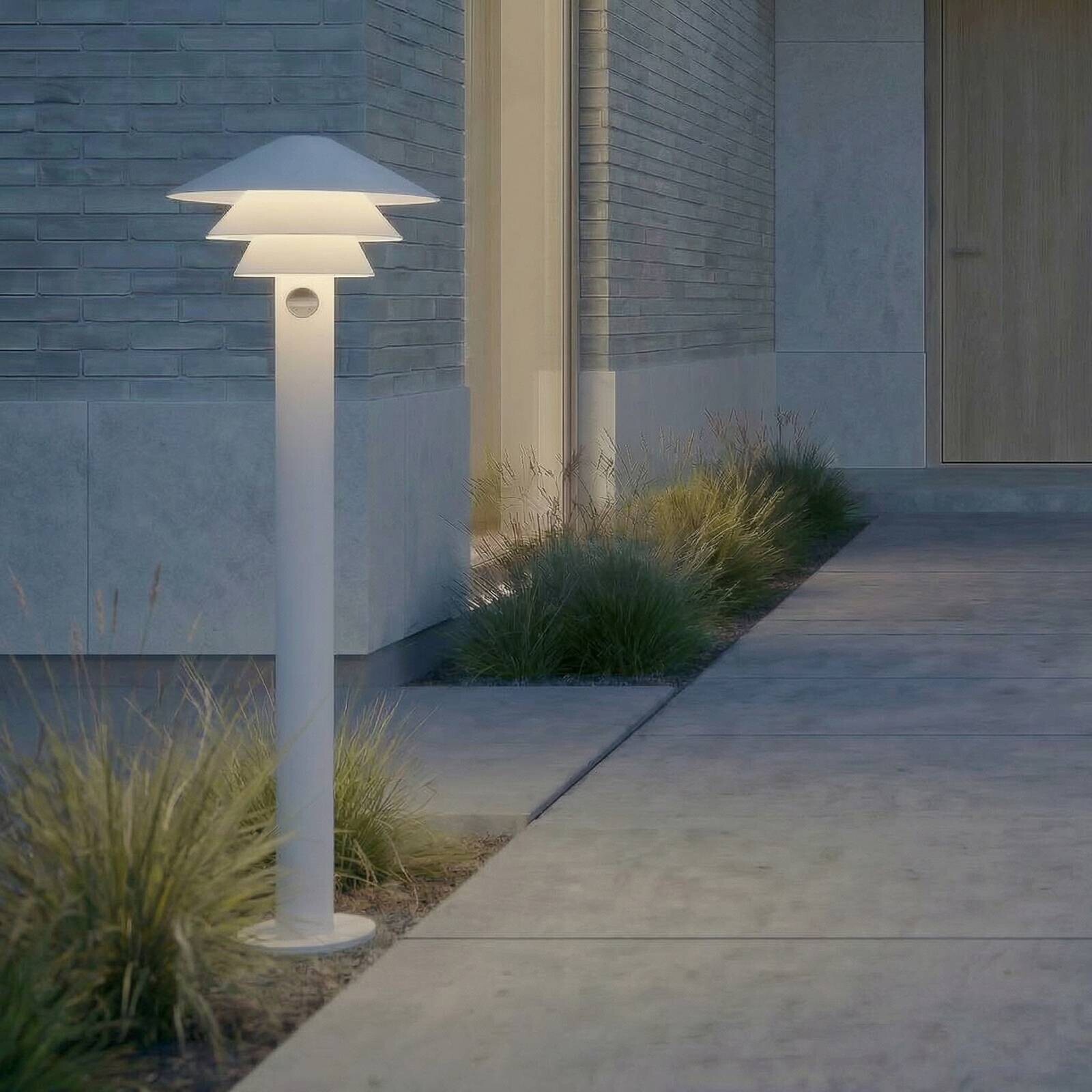 Chodníkové LED svetlo Lucande Montaro, 110 cm, biele, so senzorom