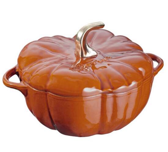 Staub Hrniec v tvare tekvice s pokrievkou - škoricový, 3,45 l / 24 cm 1024000