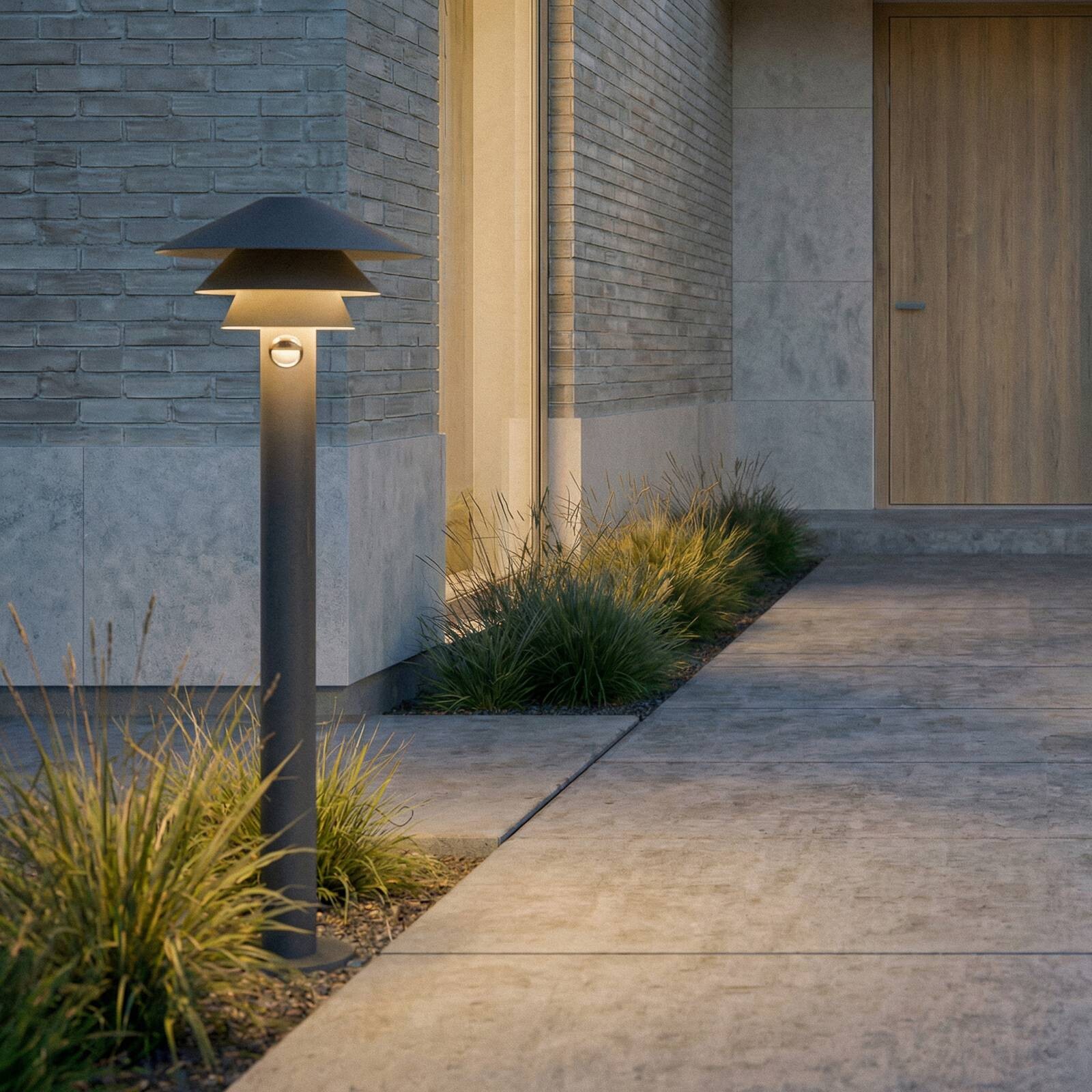 Chodníkové LED svetlo Lucande Montaro, 110 cm, antracitová farba, senzor