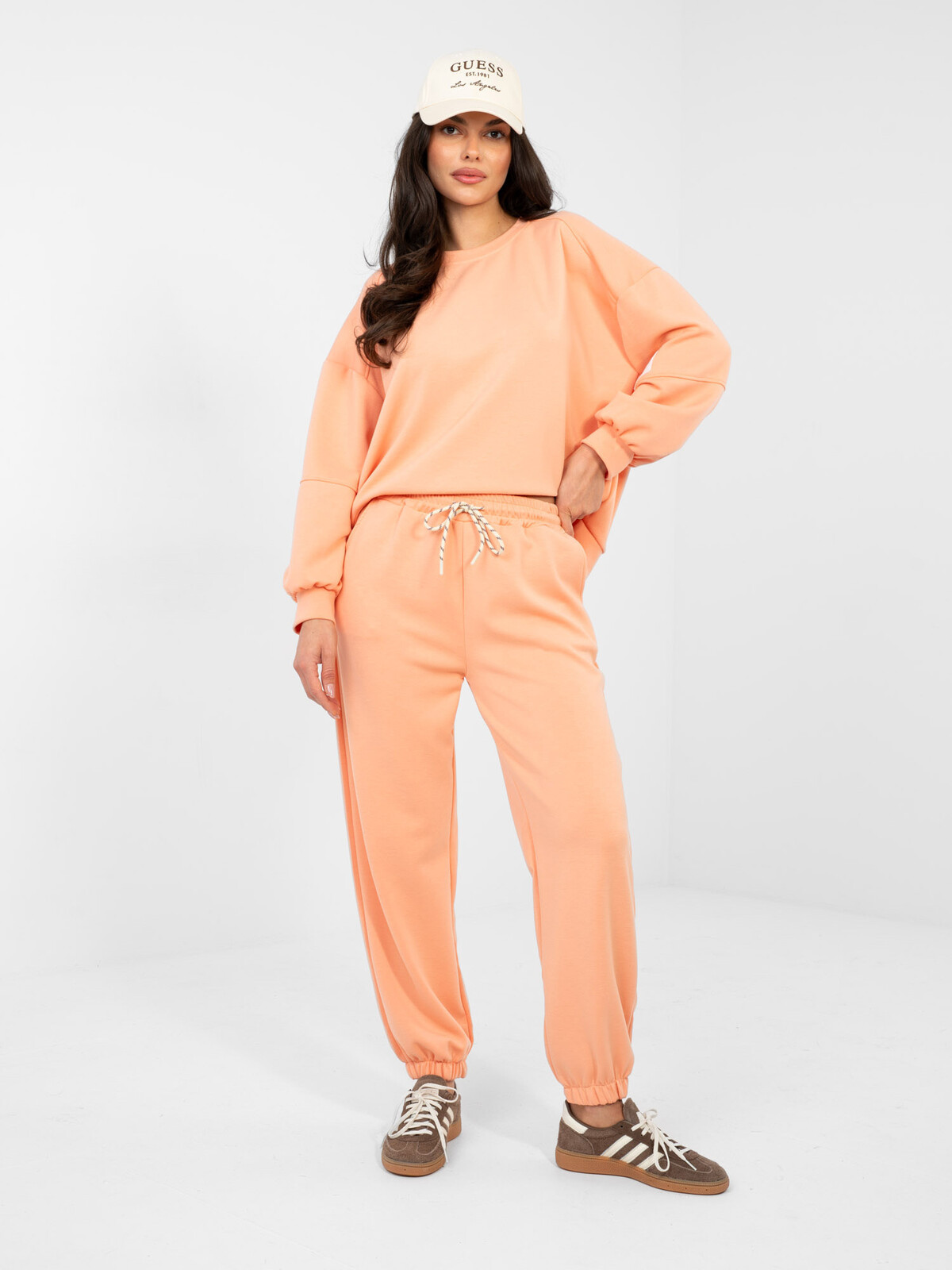 Jasnopomaranczové tepláky typu joggers
