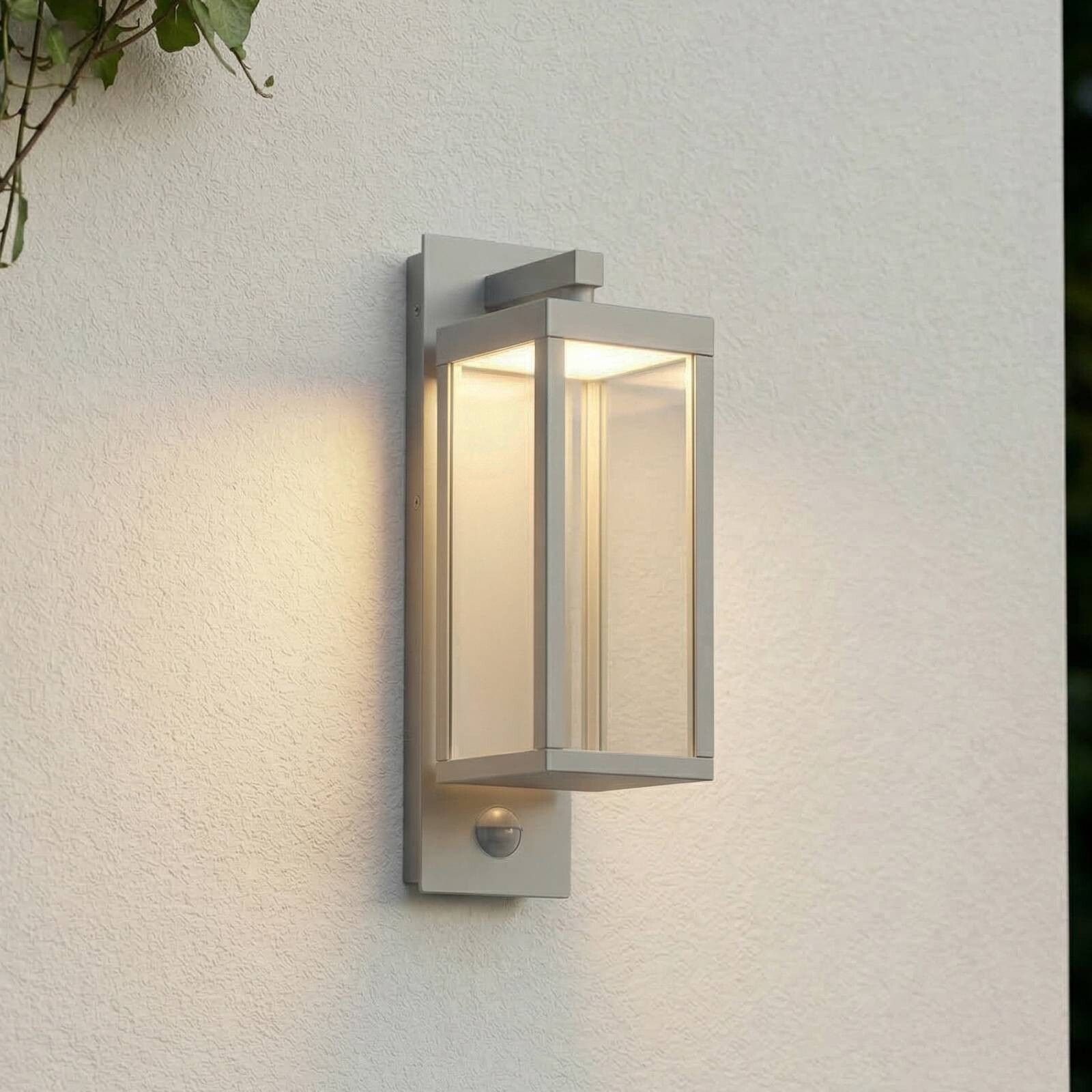 Lucande LED vonkajšie nástenné svietidlo Ferdinand, svetlošedé, senzor