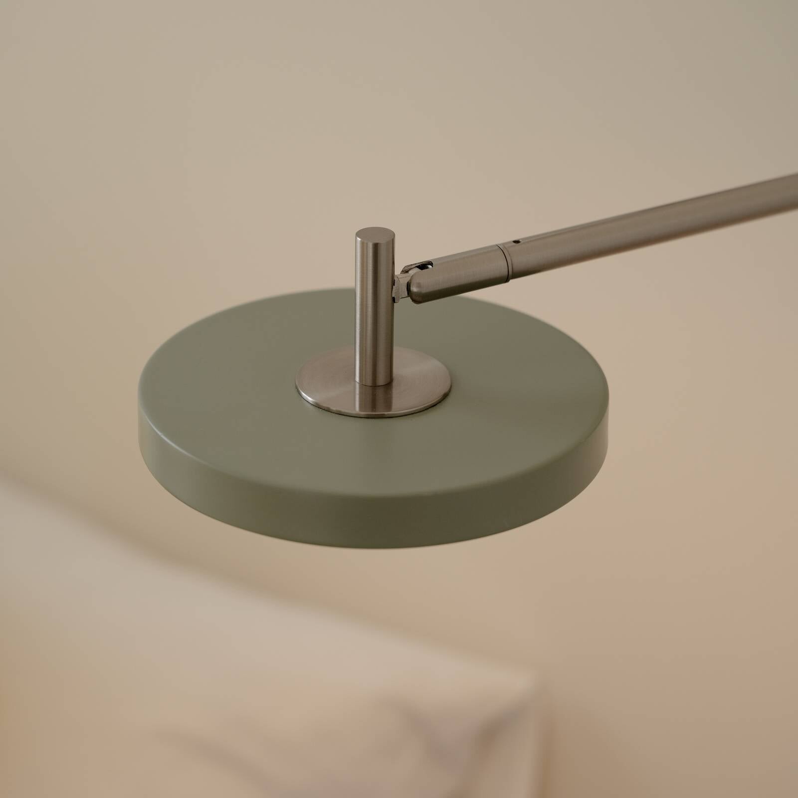 Nástenné svetlo UMAGE LED Asteria Long, olivovo zelená, oceľ, pevné zapojenie