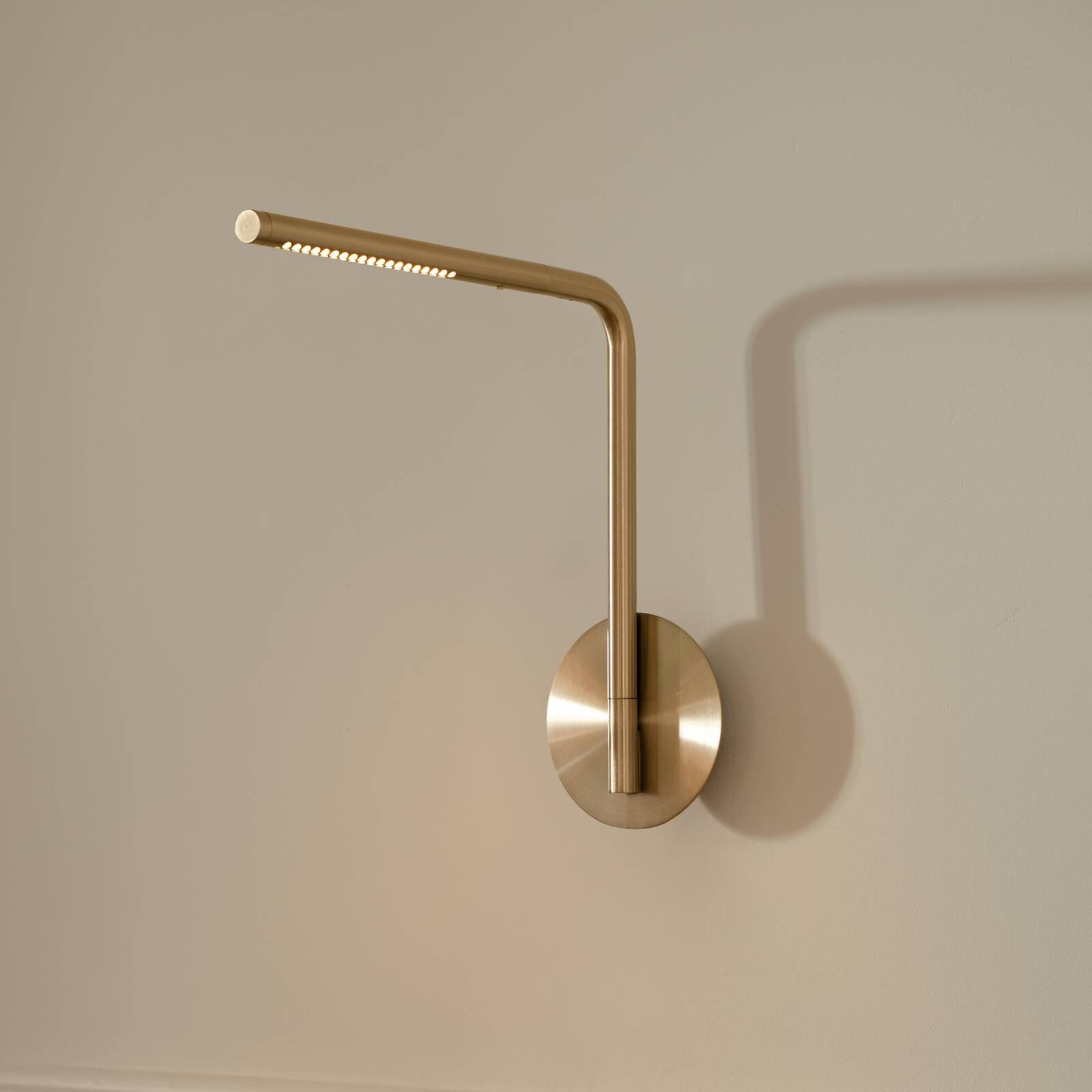 Nástenné svetlo UMAGE LED Omni Pivot, v mosadznej farbe, stmievateľné