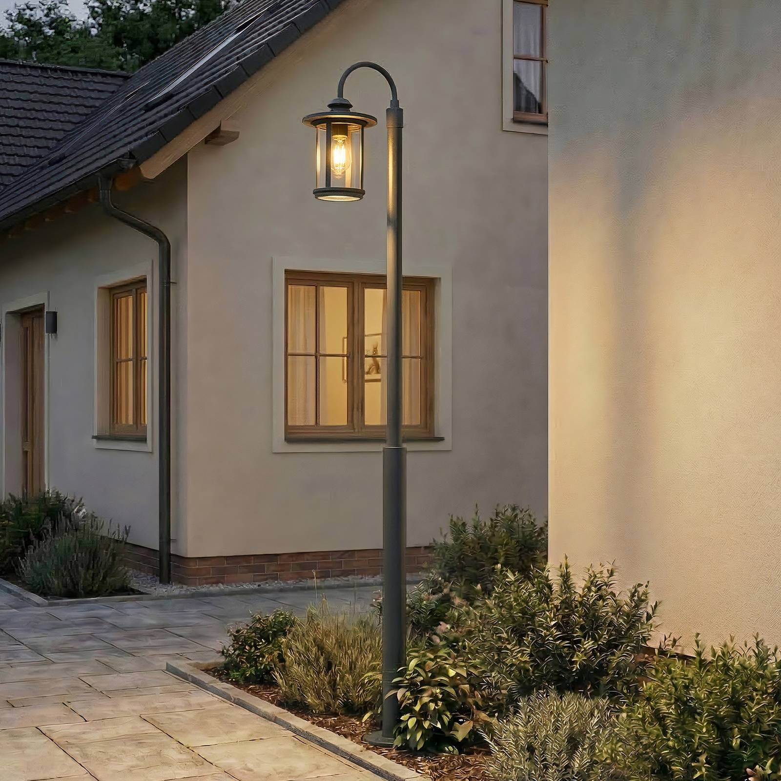 Vonkajšie svietidlo Lindby Zayn, čierne, 1-pl., výška 220 cm, IP65