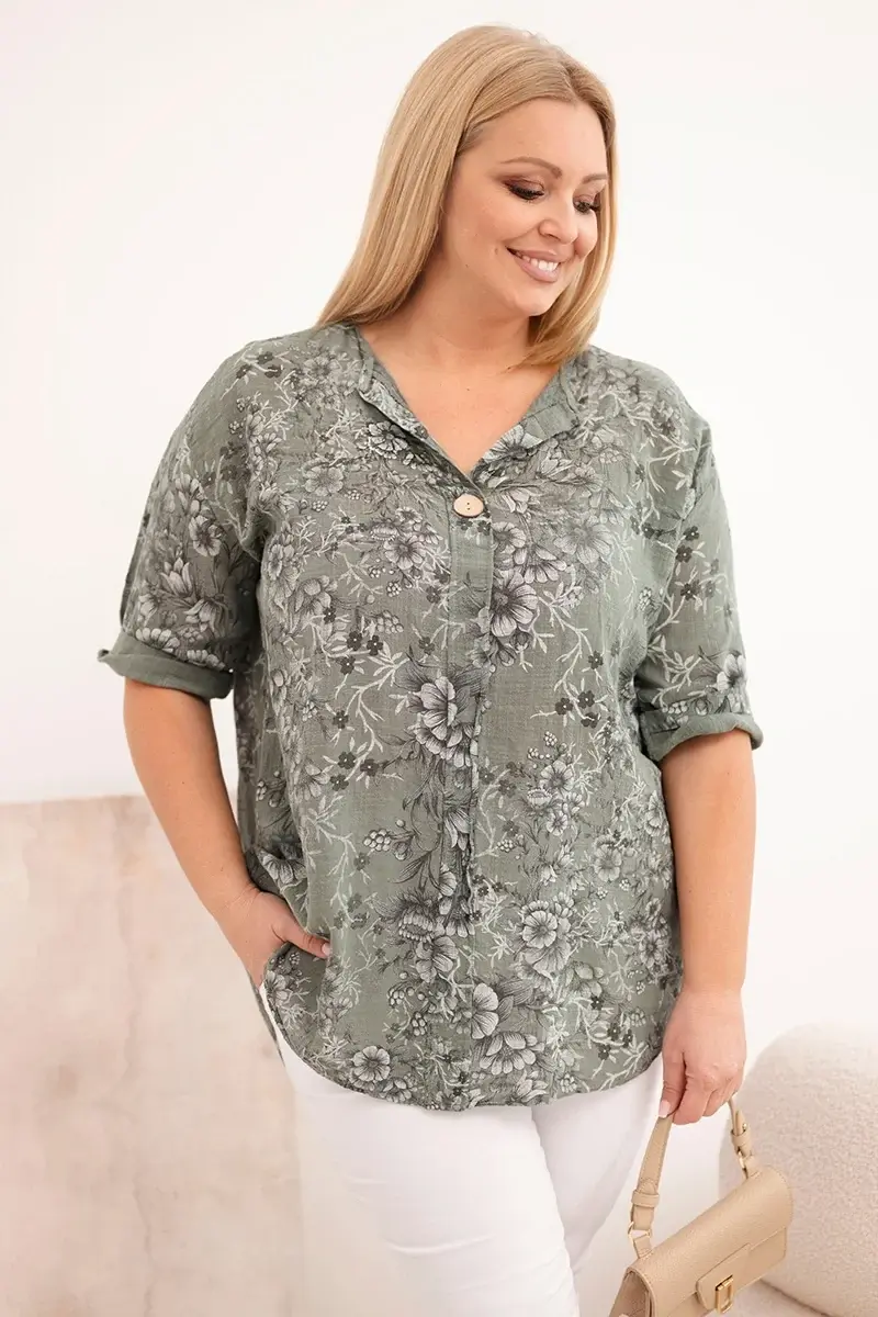 Plus size blúzka s krátkym rukávom a ozdobným gombíkom