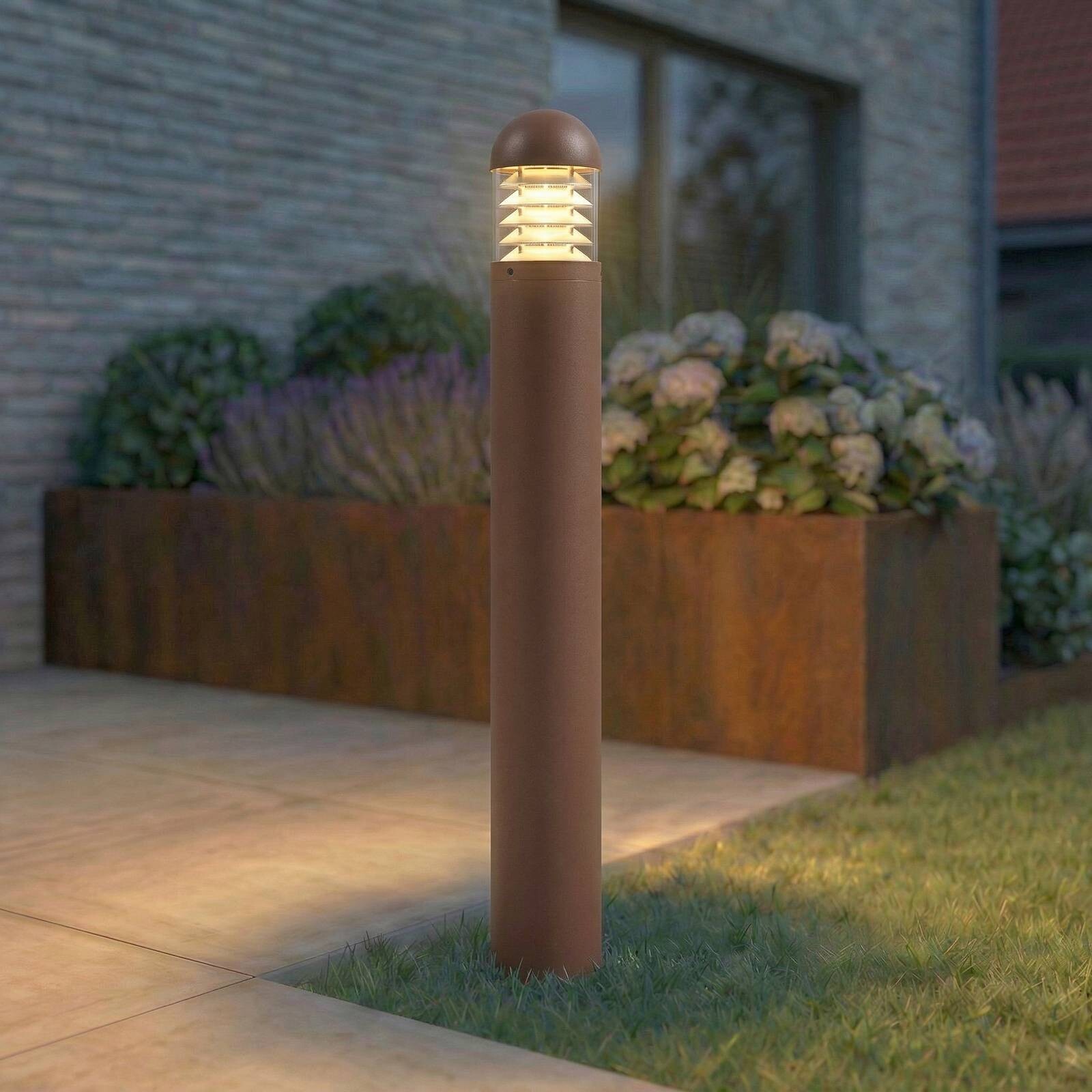 Lucande chodníkové LED svetlo Skagena, hnedé, výška 90 cm, IP54