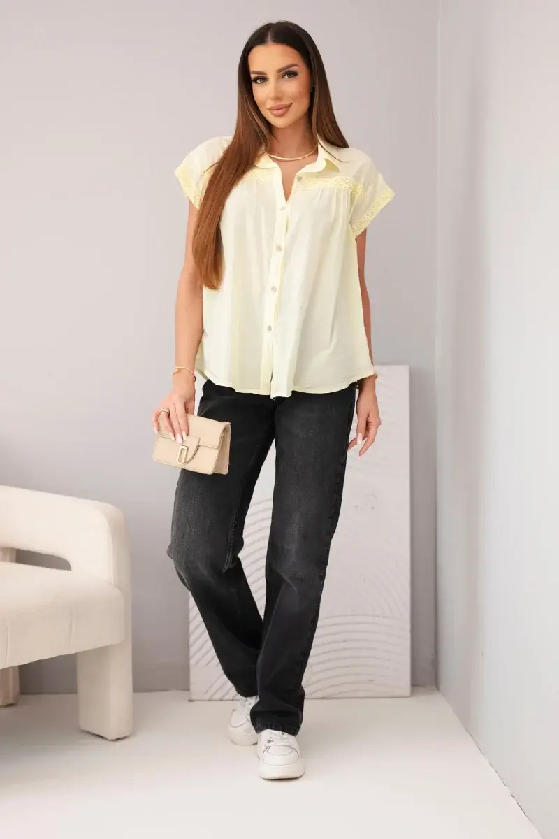 Dámska blúzka košeľového štýlu s čipkou žltá