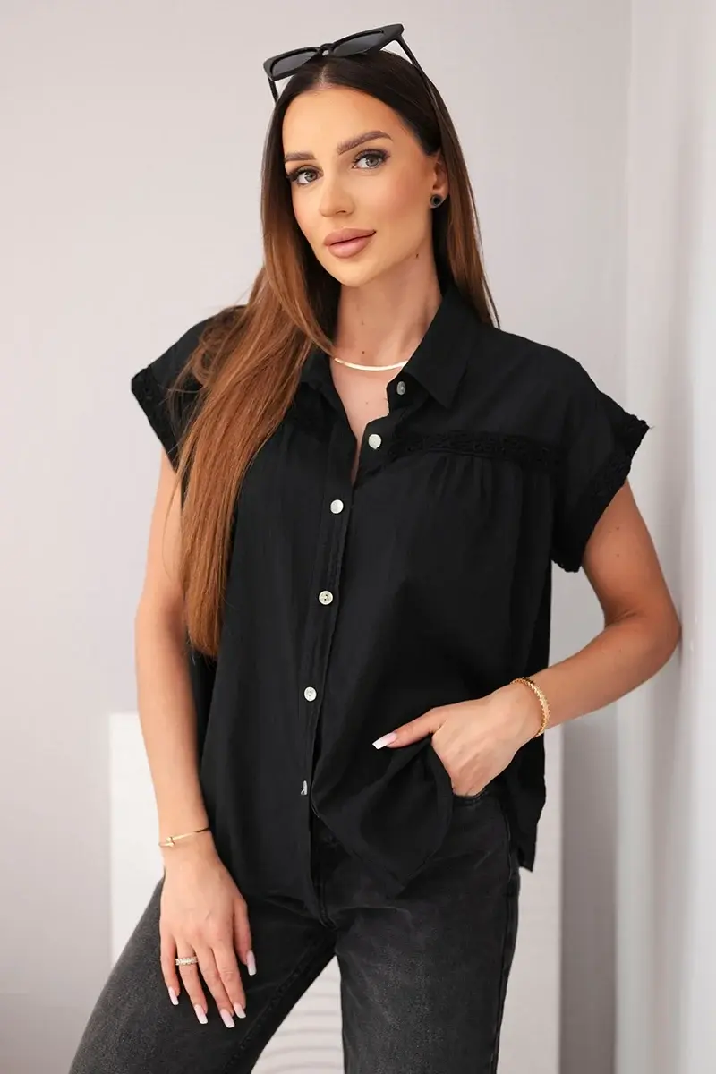Dámska blúzka košeľového strihu s čipkou čierna