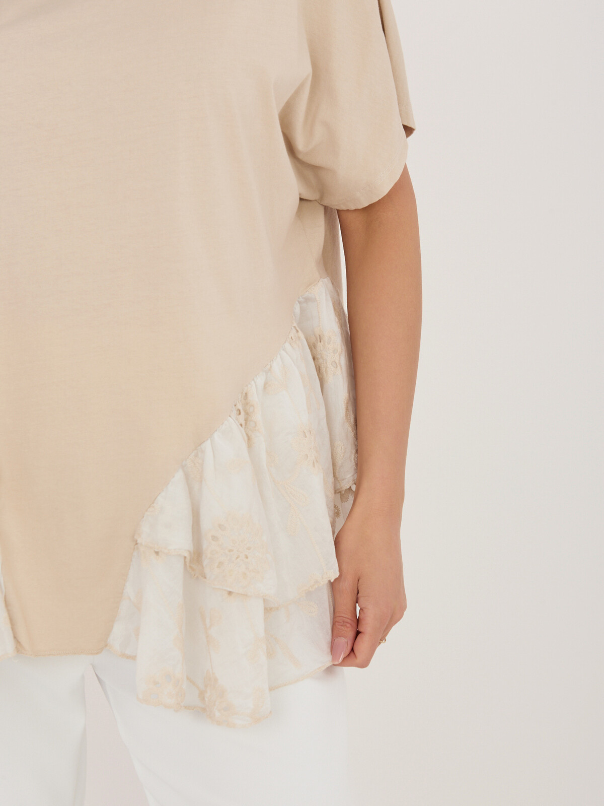 Béžová blúzka s rozšíreným dolom