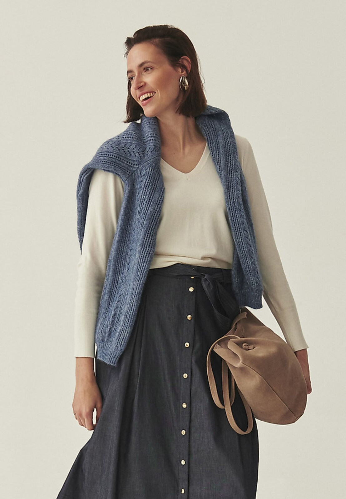 Ecru klasický sveter z viskózy