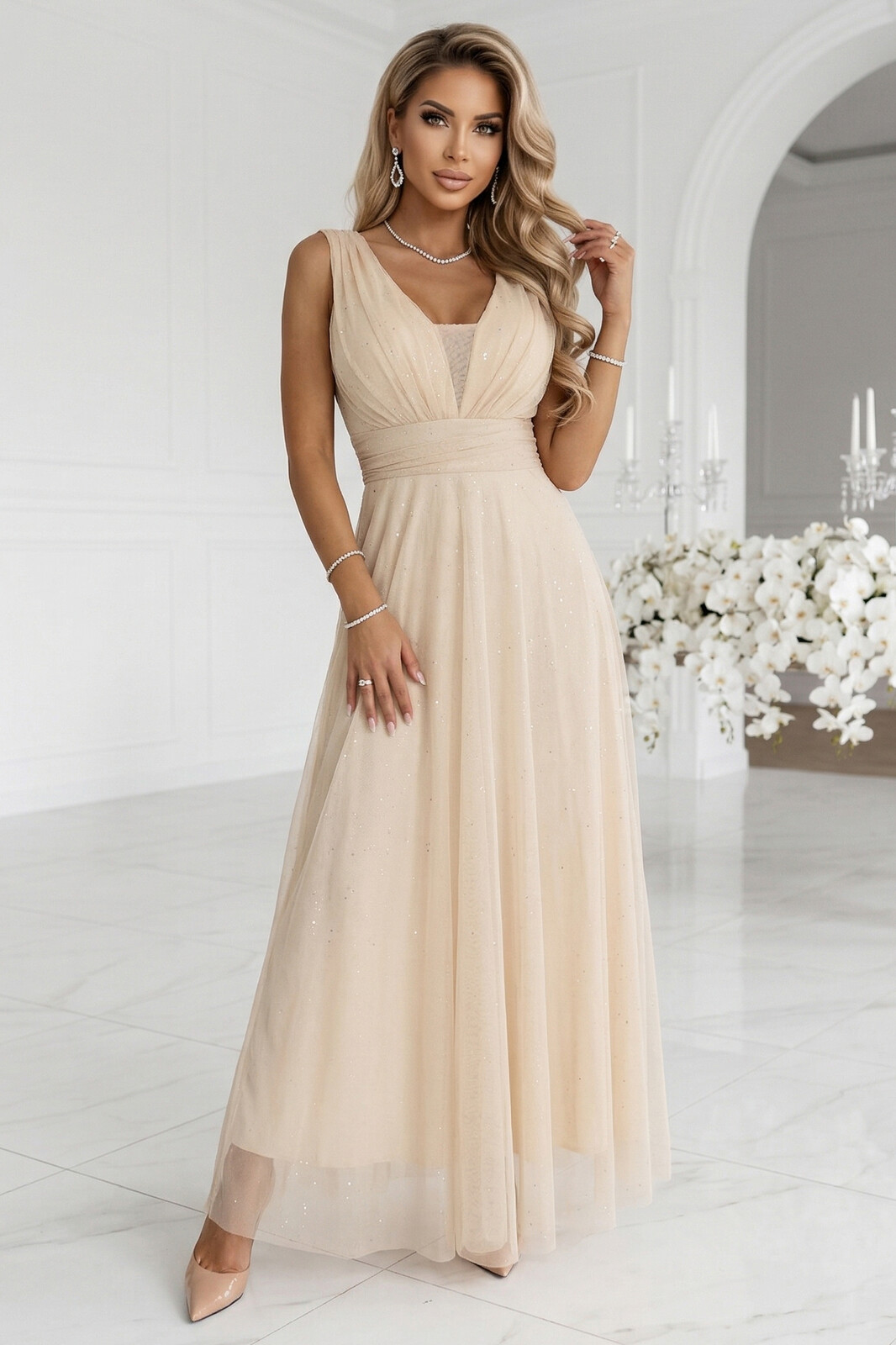 Maxi šaty s brokátovým leskom a výstrihom