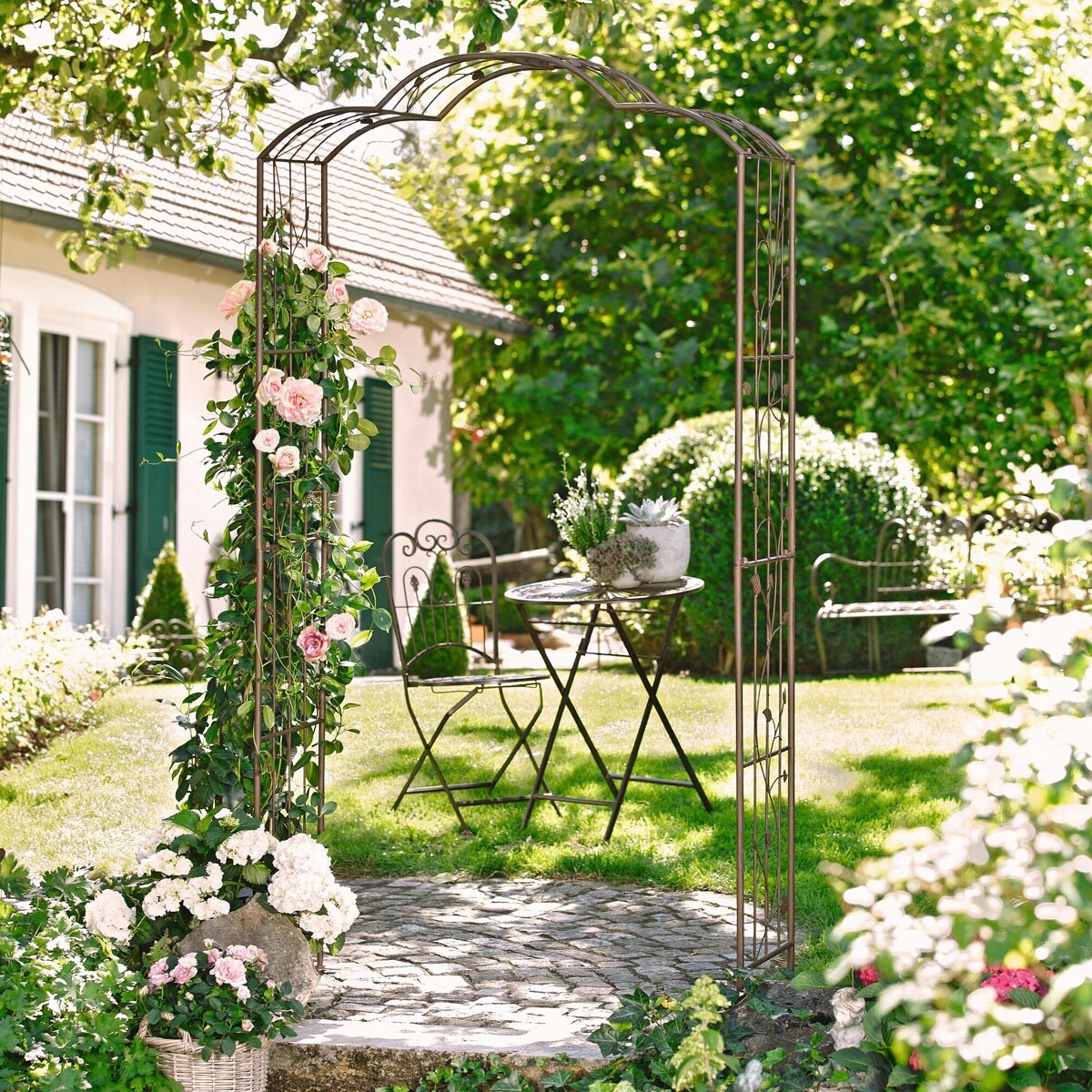 Záhradný kovový oblúk na popínavé rastliny provensálsky