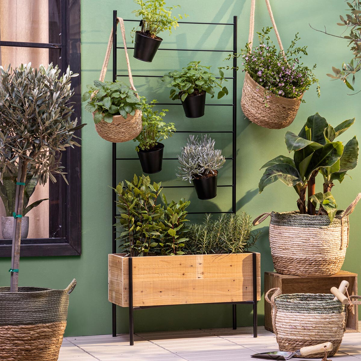 Vyvýšený záhon s roštom a kvetináčmi