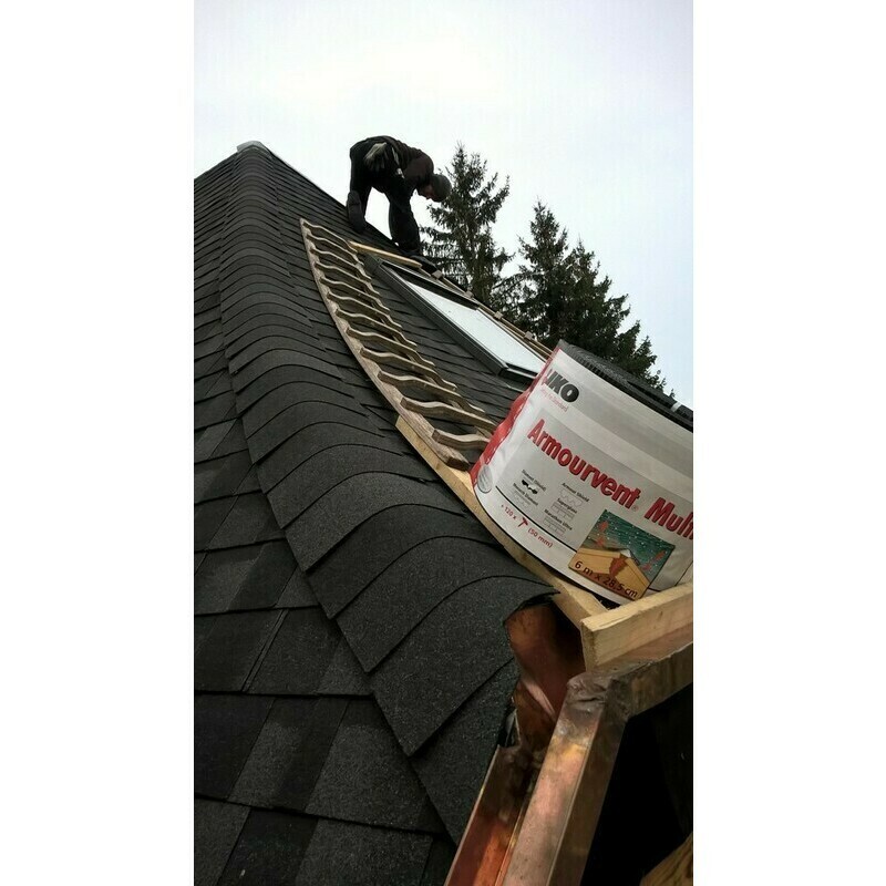 Odvetrávací systém hrebeňa a nárožia IKO Armourvent Multi