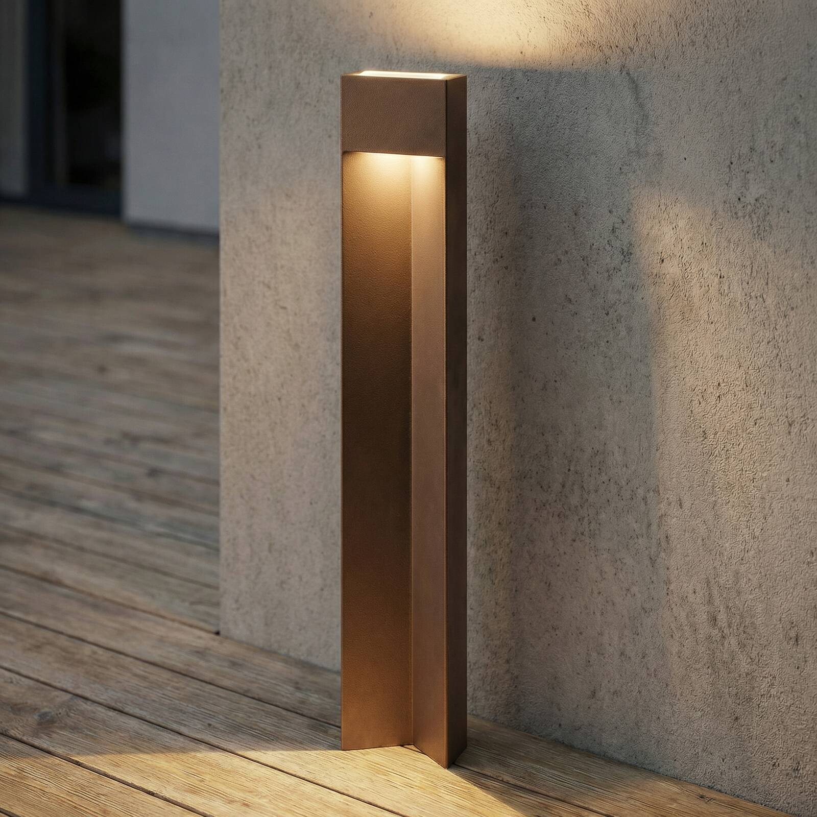 Chodníkové LED svetlo Lucande Kaholo, hnedé, 90 cm, IP44