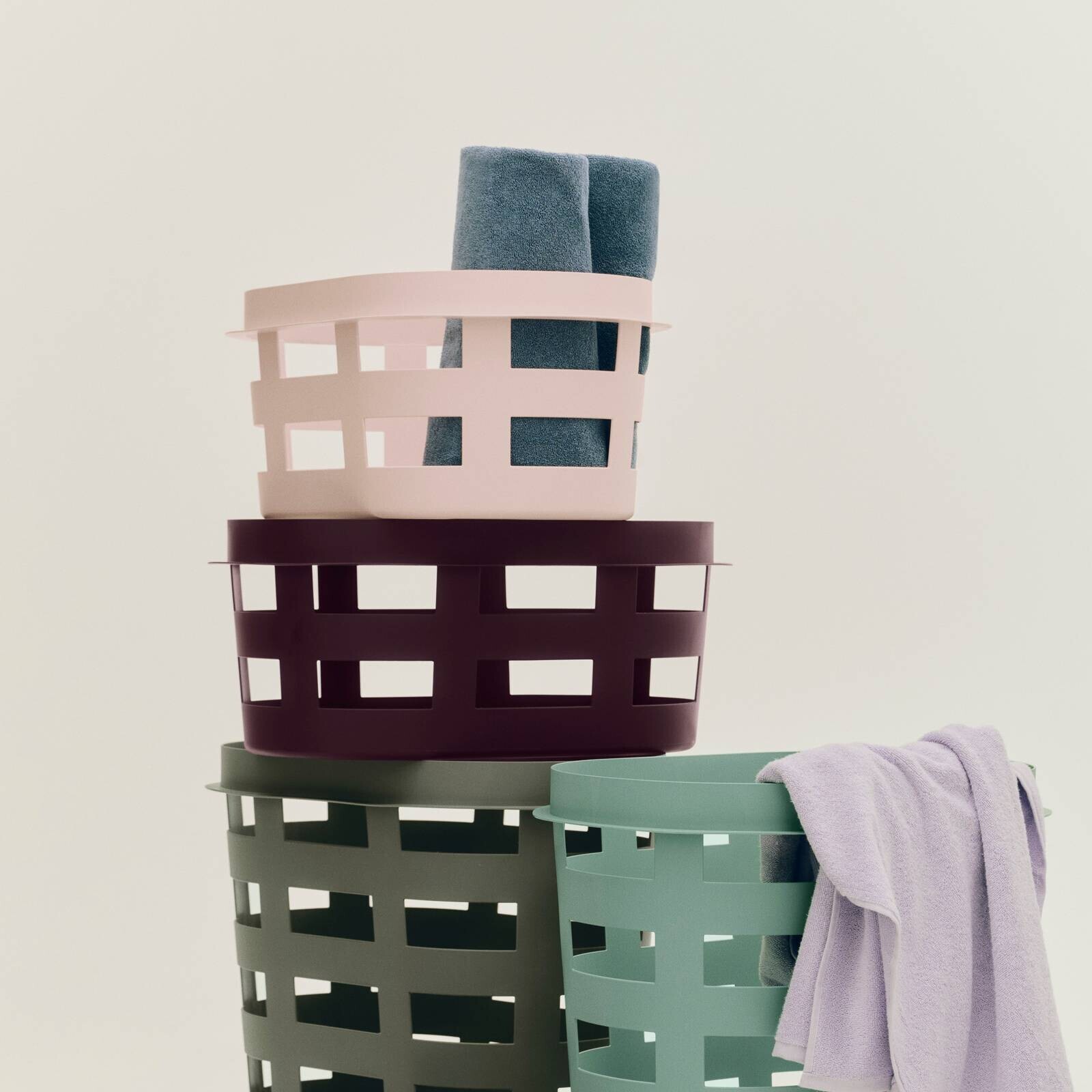 HAY Úložný košík Basket, červený, plast, dĺžka 57 cm