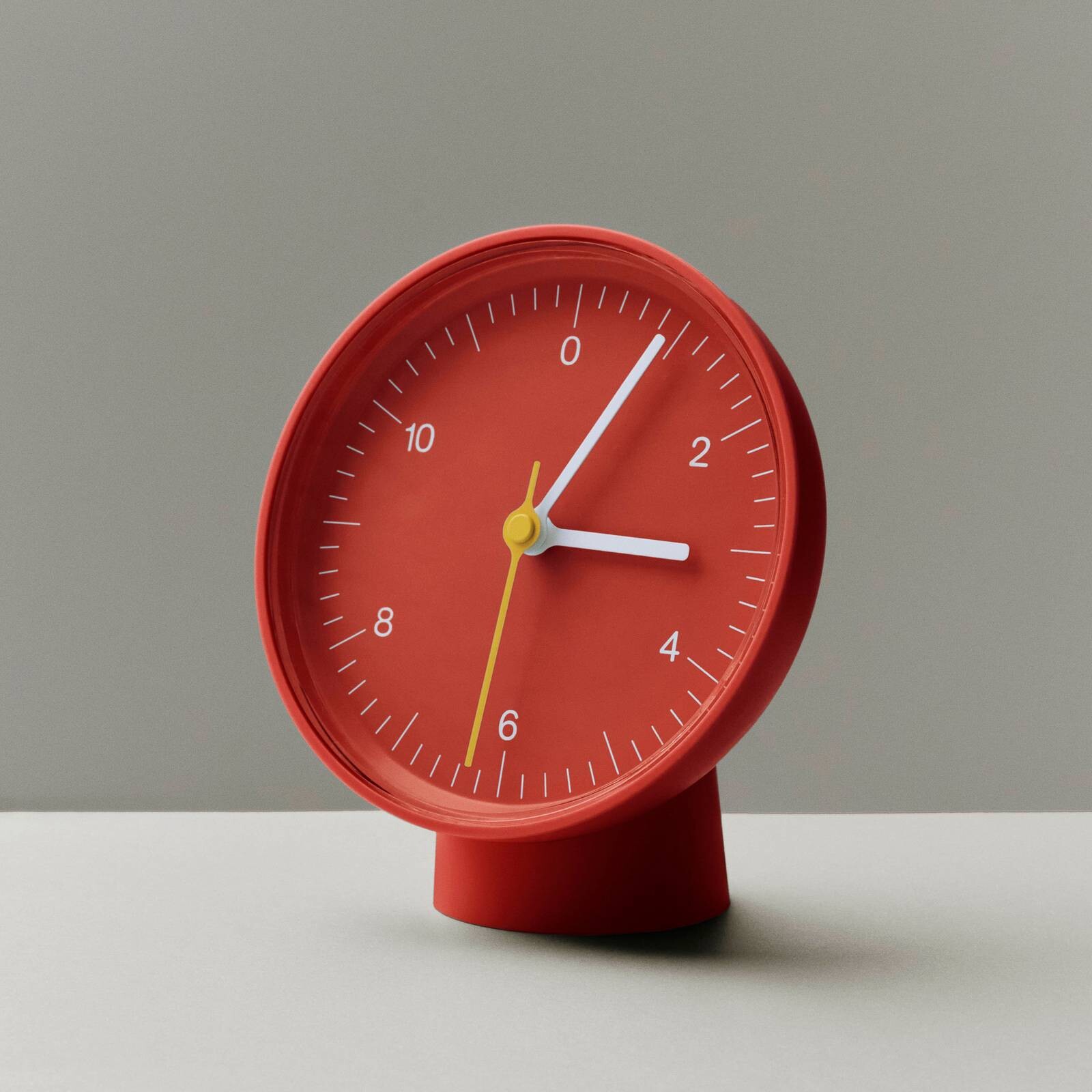 HAY Stolové hodiny Table Clock, červené, plast, výška 14 cm