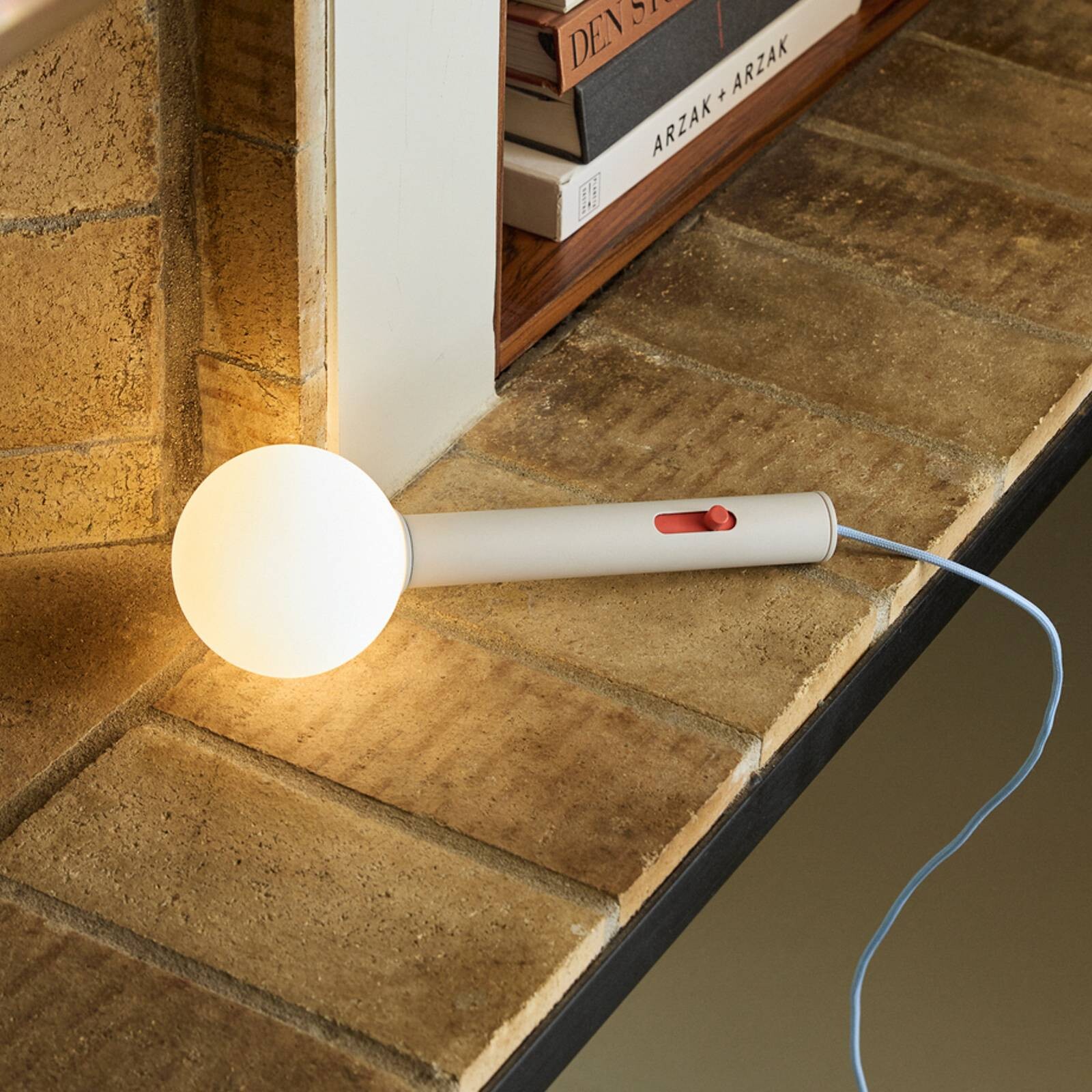 LED nástenné svetlo Talk, svetlosivá/modrá, dĺžka 30 cm, železo/sklo