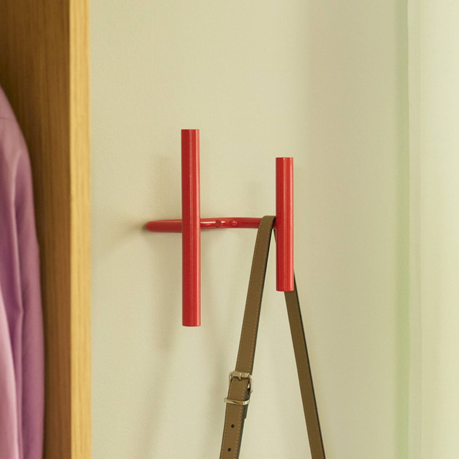 Nástenný vešiak Flip, červený, šírka 20 cm, kov