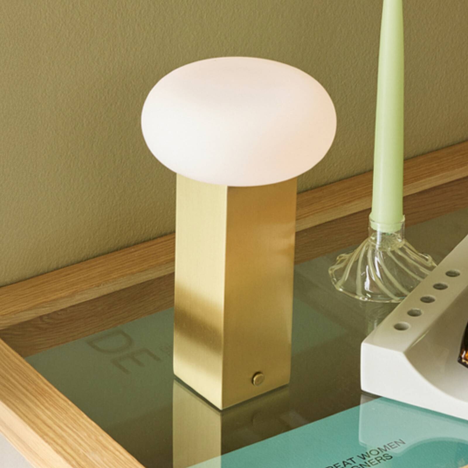 Stolová LED lampa na batérie LOW, v mosadznej farbe, výška 20 cm, kovová