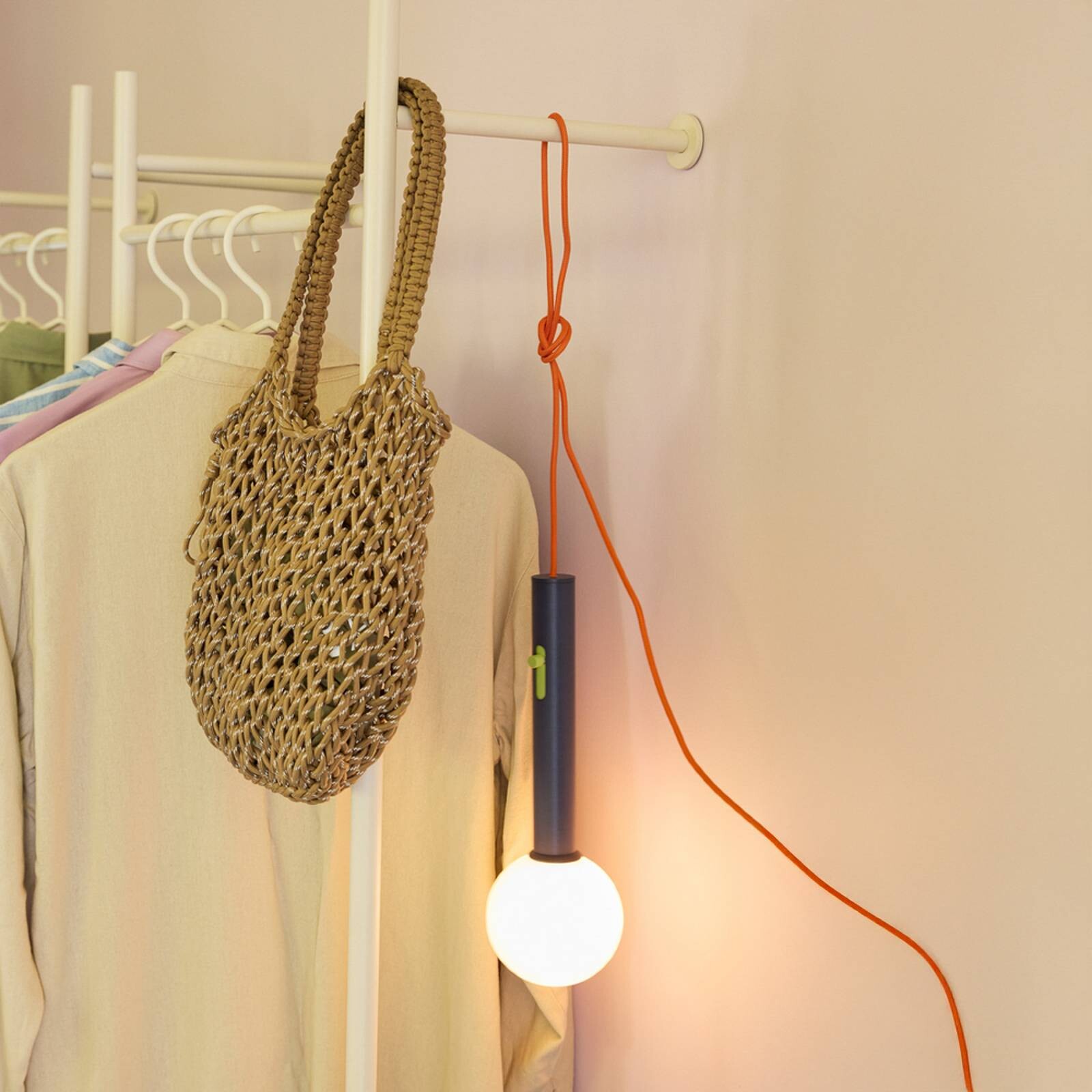 LED nástenné svetlo Talk, modrá/oranžová, dĺžka 30 cm, železo/sklo