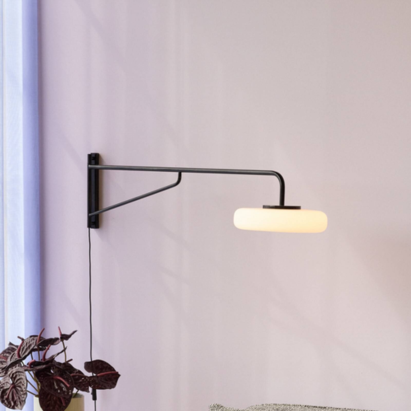 LED nástenné svetlo Sway, čierna, dosah 120 cm, kov