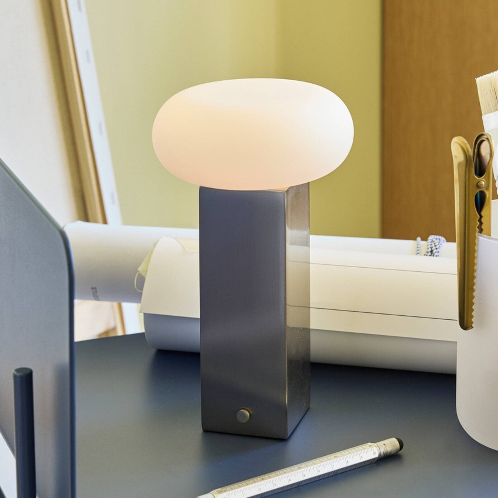 Stolová LED lampa na batérie LOW, v niklovom vyhotovení, výška 20 cm, kovová