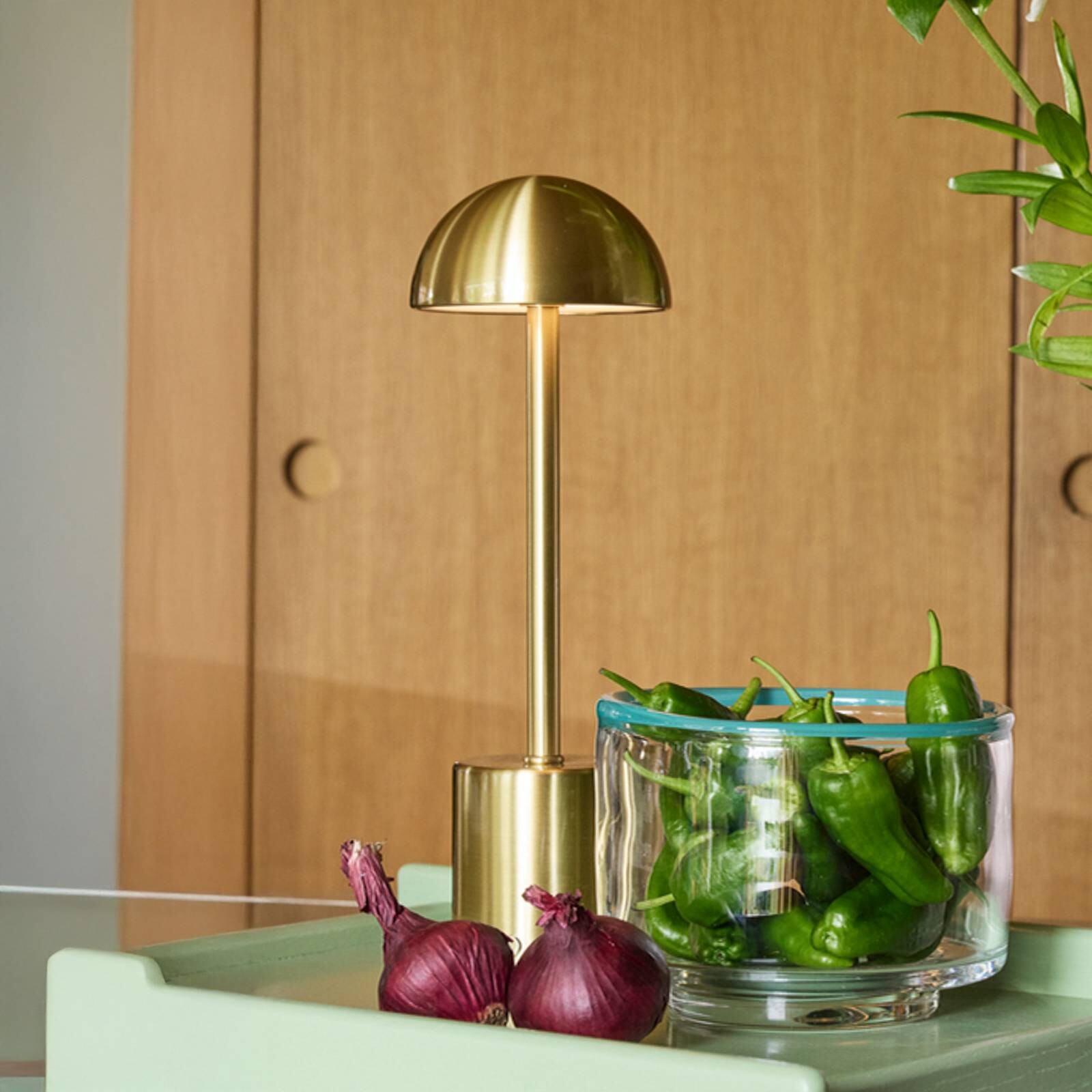 Stolová LED lampa na batérie Taten, v mosadznej farbe, výška 30 cm, kovová