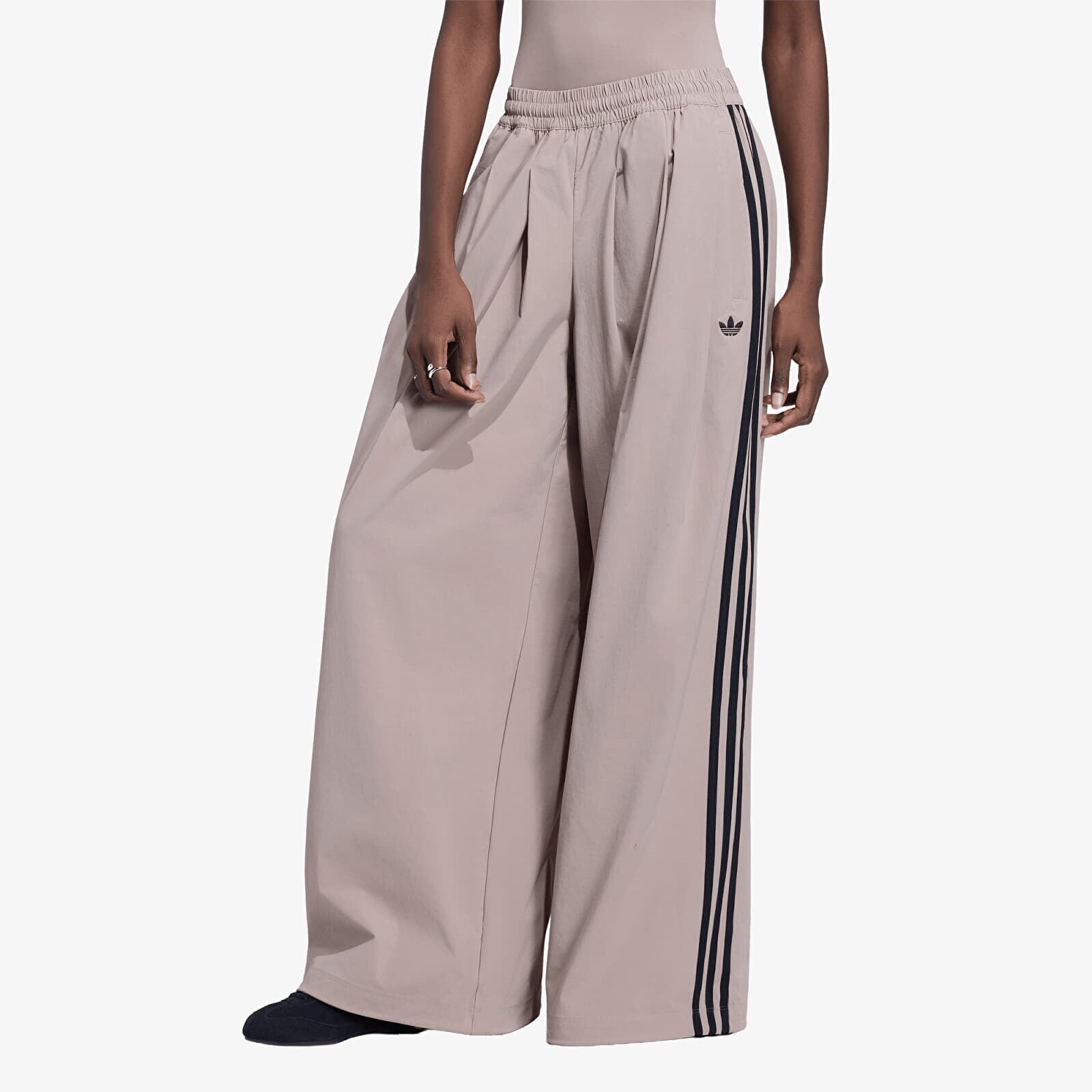 Tepláky adidas Adilenium 5.0 Og Adilenium Track Tracksuit Bottoms With Pleats Chalky Brown L